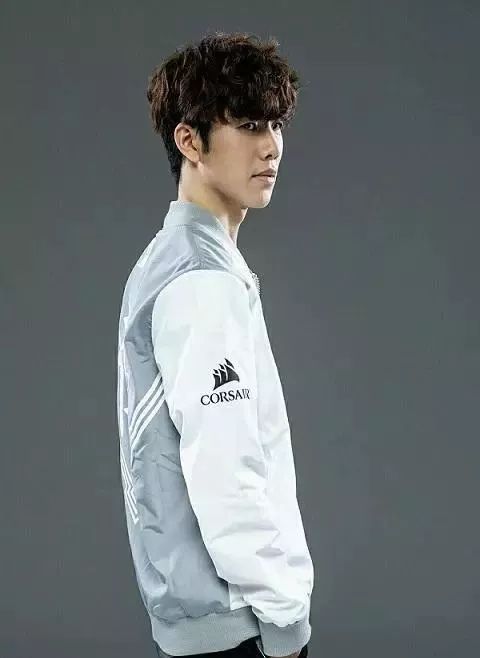 Xiaohu ：赛季初尝试了各种体系和阵容，现在摸索到了成果